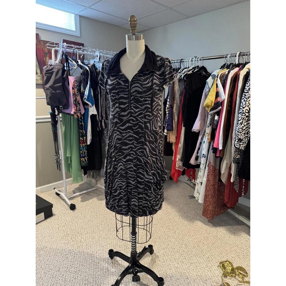 Kensie - Black & White Zebra Print Short Sleeve Jersey Dress with Zip Collar - S